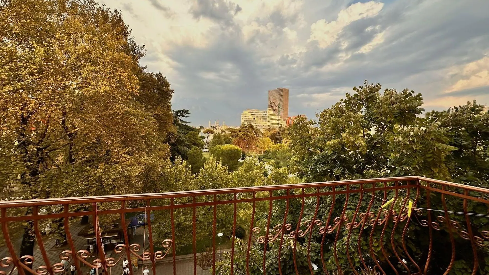 Apartment Garden View ティラナ